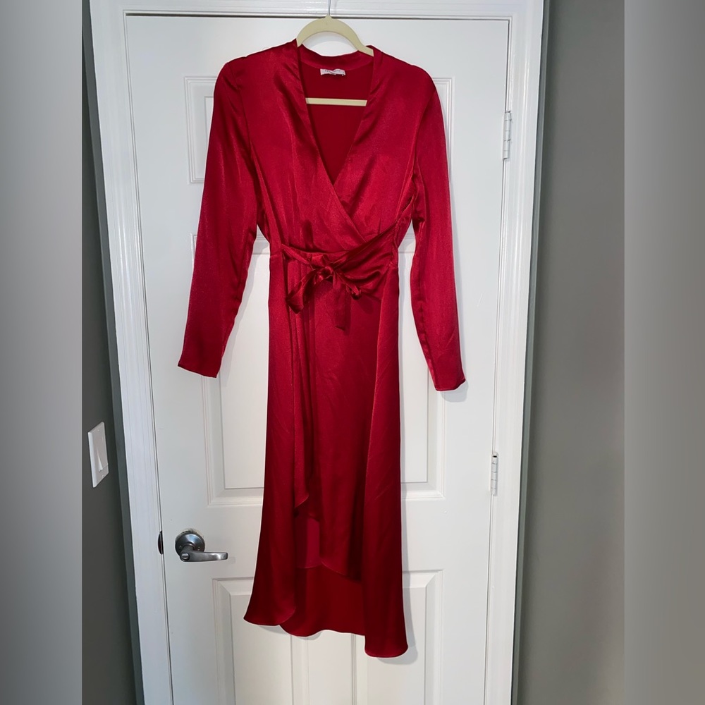Red cocktail dress, tie in front, hourglass look.
